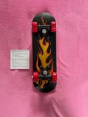 Skateboard pour enfant motif flammes