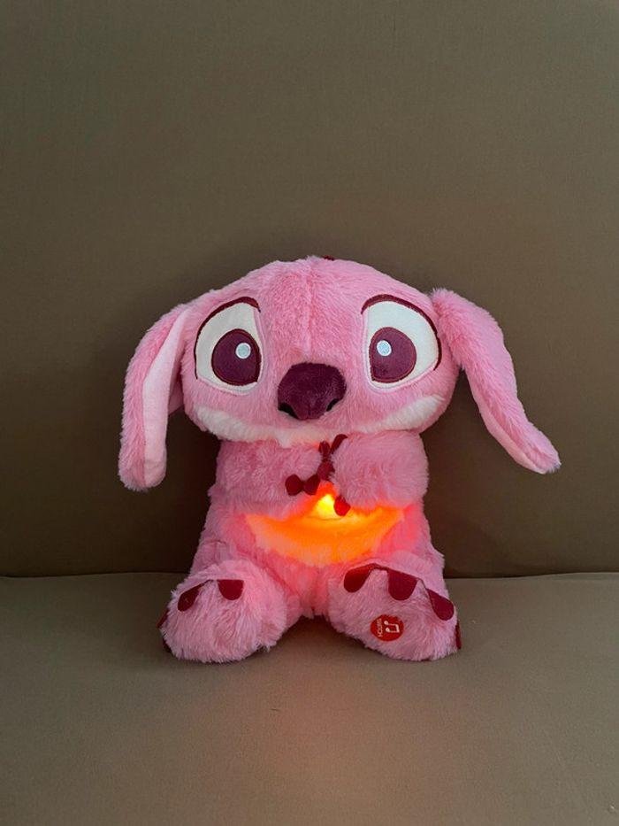 Peluche lumineuse Disney Stitch Angel qui respire 🩷 - photo numéro 12