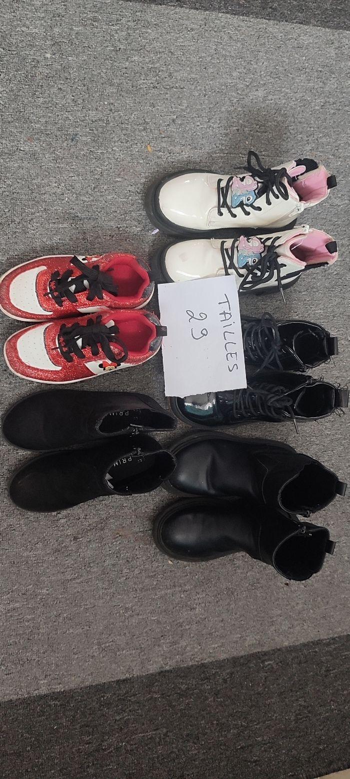 4 paires de bottines plus une paire de basket pour petite fille - photo numéro 1