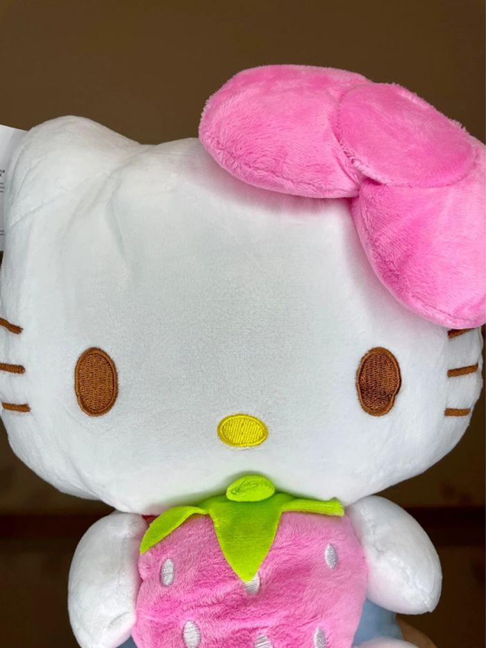 Peluche Hello Kitty avec la fraise 🍓 - photo numéro 3