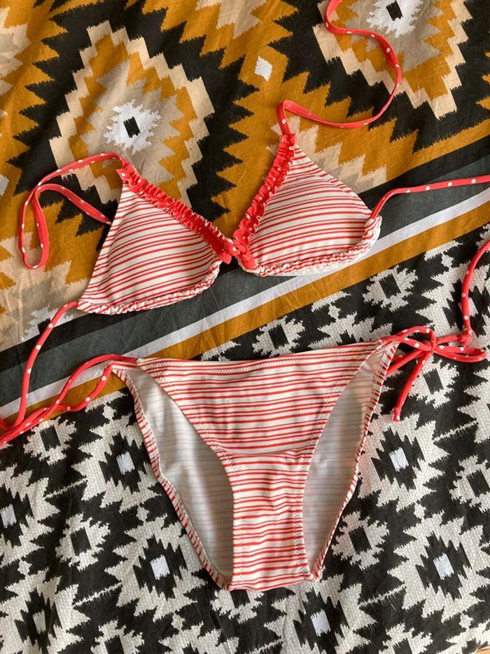 Maillot de bain rayé rouge et blanc