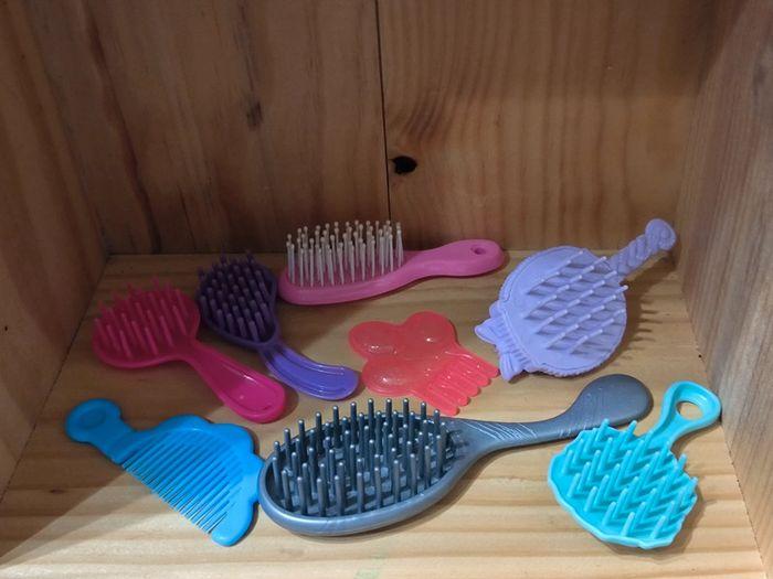 Poupée barbie et autre peigne brosse - photo numéro 1