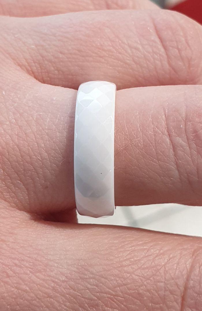 Superbe bague en céramique blanche facetté - photo numéro 2