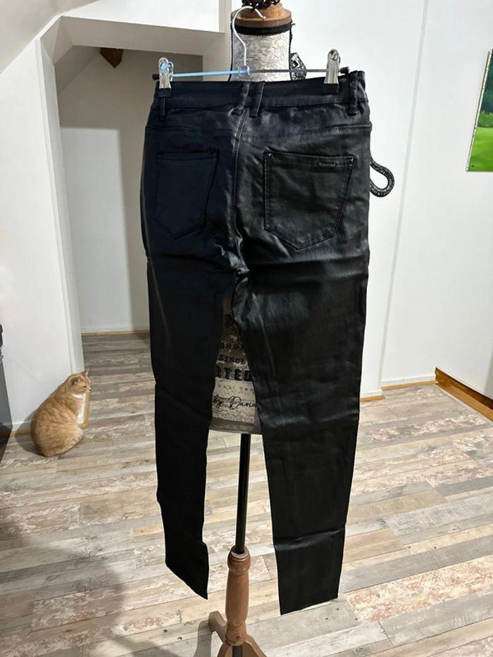 Pantalon noir enduit - photo numéro 4