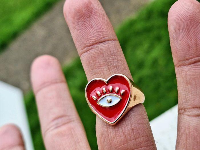 Bague chevalière créatrice dorée en forme de cœur Rouge laqué, orné d'un motif œil - photo numéro 5