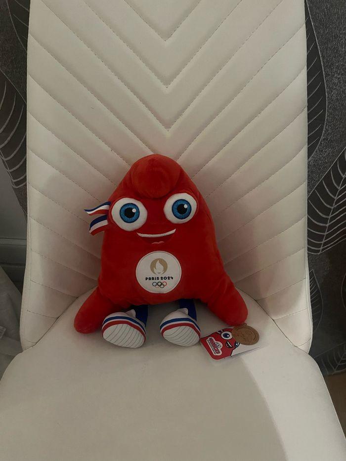 Mascotte des jeux olympiques de Paris 2024 de 24cm 100€les deux - photo numéro 2