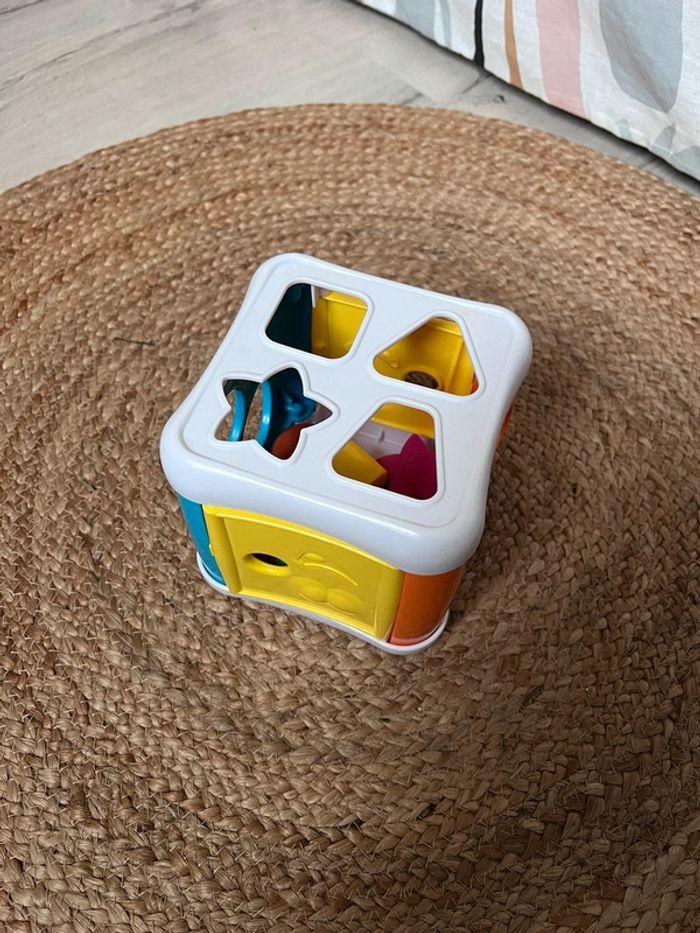 Jeu éveil cube avec formes à encastrer Chicco - photo numéro 1