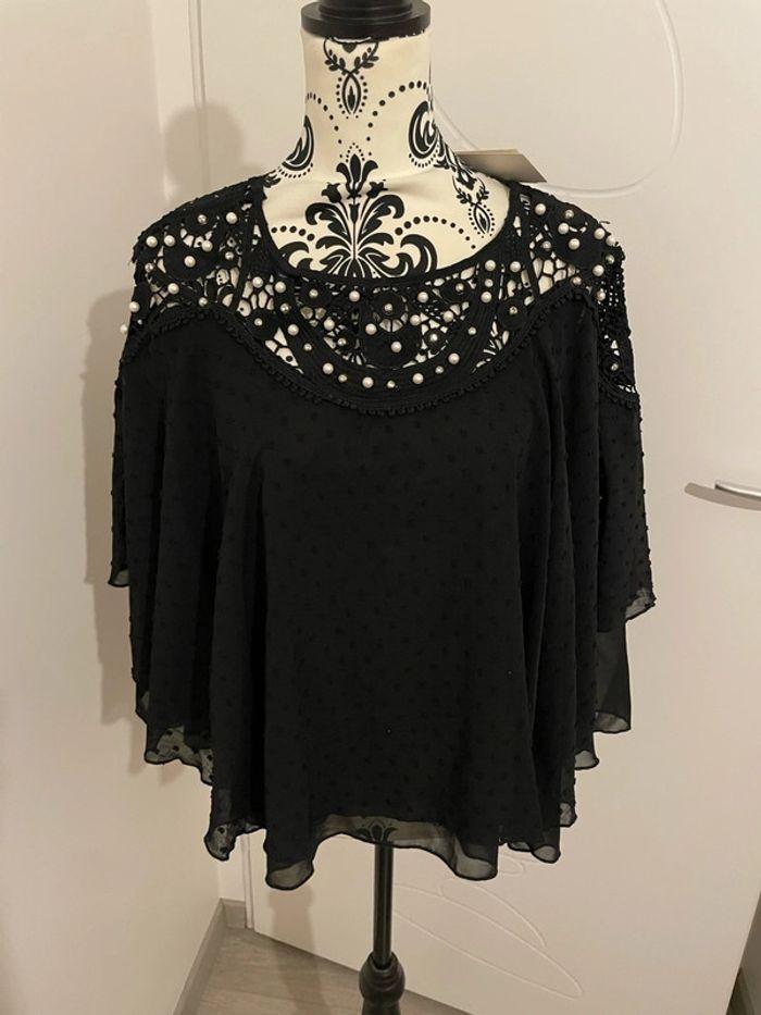 Blouse manche longue trompette effet poncho noir motif, perle et dentelle neuf voyelles taille S/M - photo numéro 2