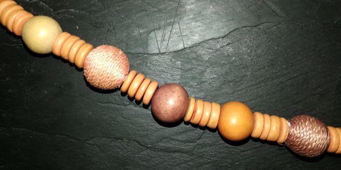 Collier ras le cou orangé en bois - photo numéro 4