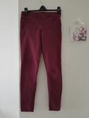 Jeans slim bordeaux Jennyfer taille 36. Petit prix !