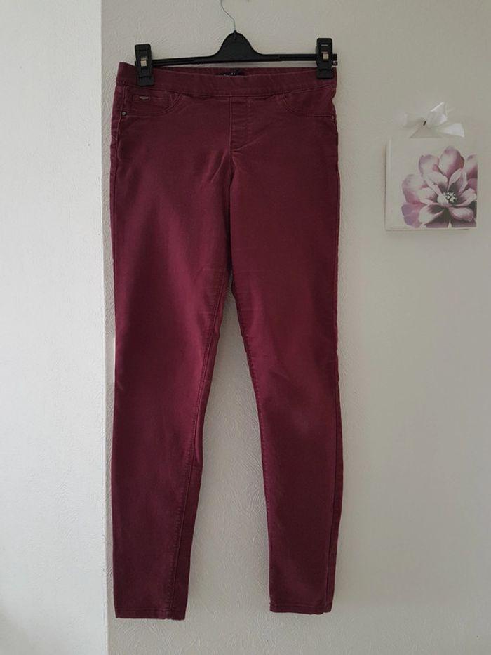 Jeans slim bordeaux Jennyfer taille 36. Petit prix ! - photo numéro 1