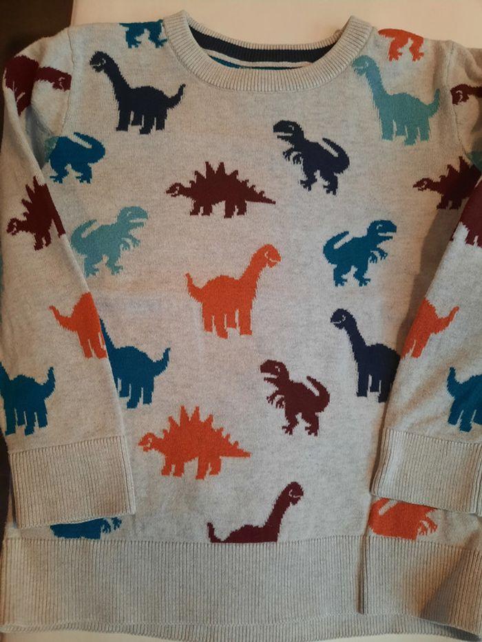 Pull à motifs dinosaures