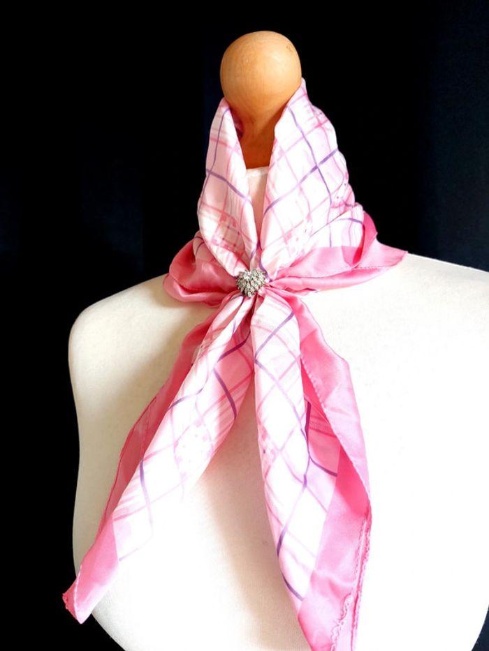 Magnifique foulard vintage imprimé carreaux rose - photo numéro 1