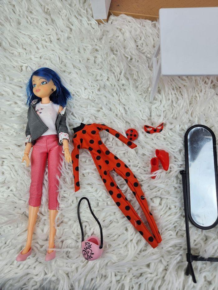 La chambre de Marinette avec ces accessoires la poupée et ces 2 tenues Marinette et Ladybug 🎅 - photo numéro 7