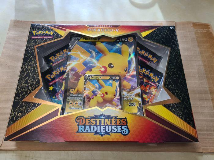 Pikachu V Destinées Radieuses Pokémon Coffret Neuf - photo numéro 1