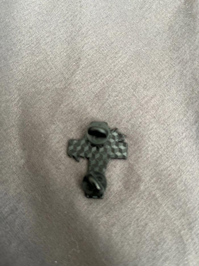 Broche émaillée (pin’s) croix - photo numéro 2