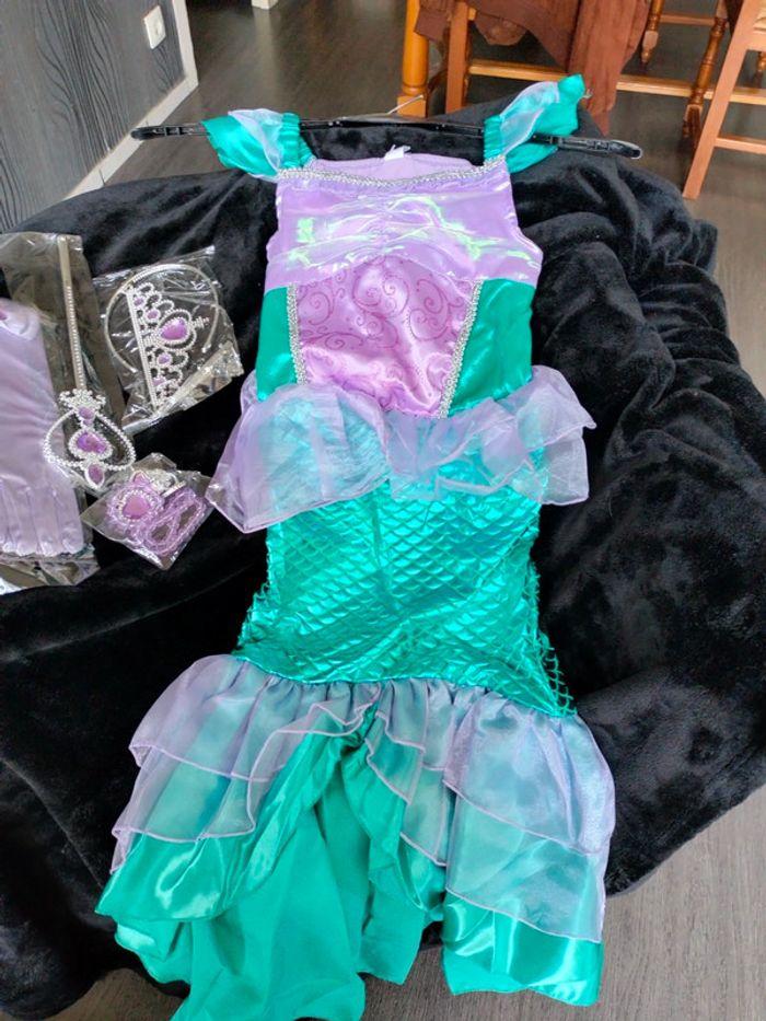 Robe Ariel  la petite sirène avec des accessoires neuf T140 - photo numéro 1