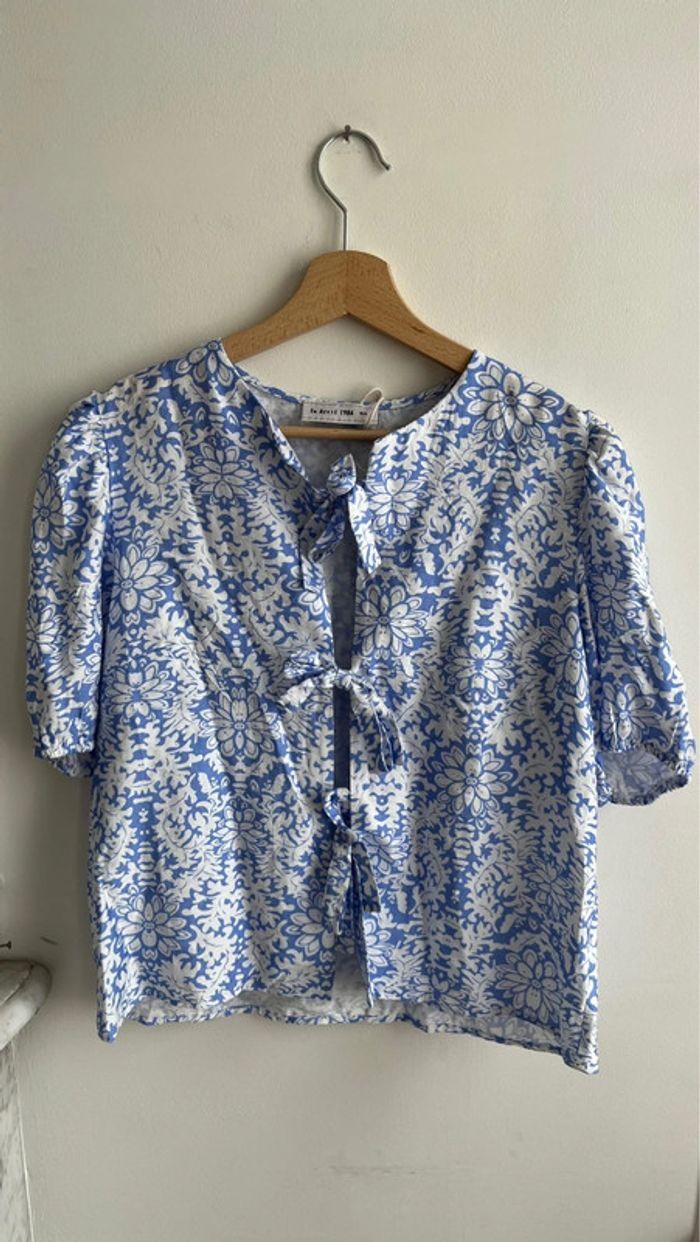 Blouse bleu et blanche à fleurs - photo numéro 1