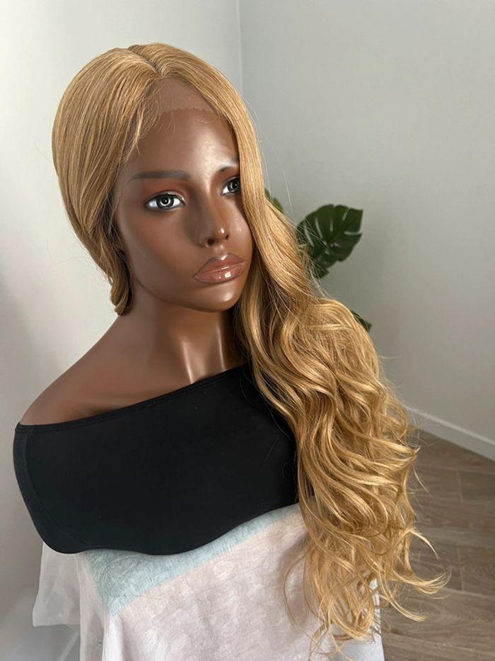 Sublime perruque blonde bouclée lace front - photo numéro 9