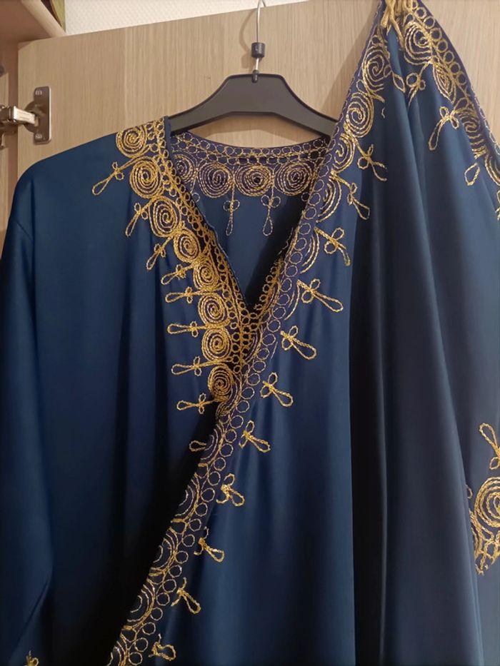 Caftan bleu roi/or avec sa cape - photo numéro 1