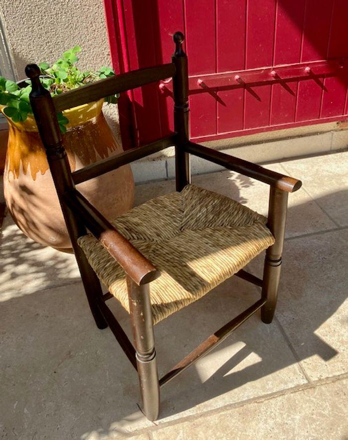 Chaise en bois enfant avec accoudoirs - photo numéro 1