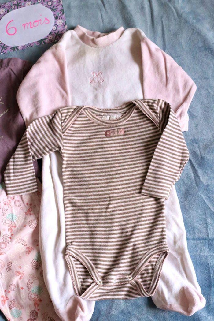 Lot 6 mois t-shirt Bout'chou mauve + pantalon rose +body rayures + pyjama blanc et rose - photo numéro 3