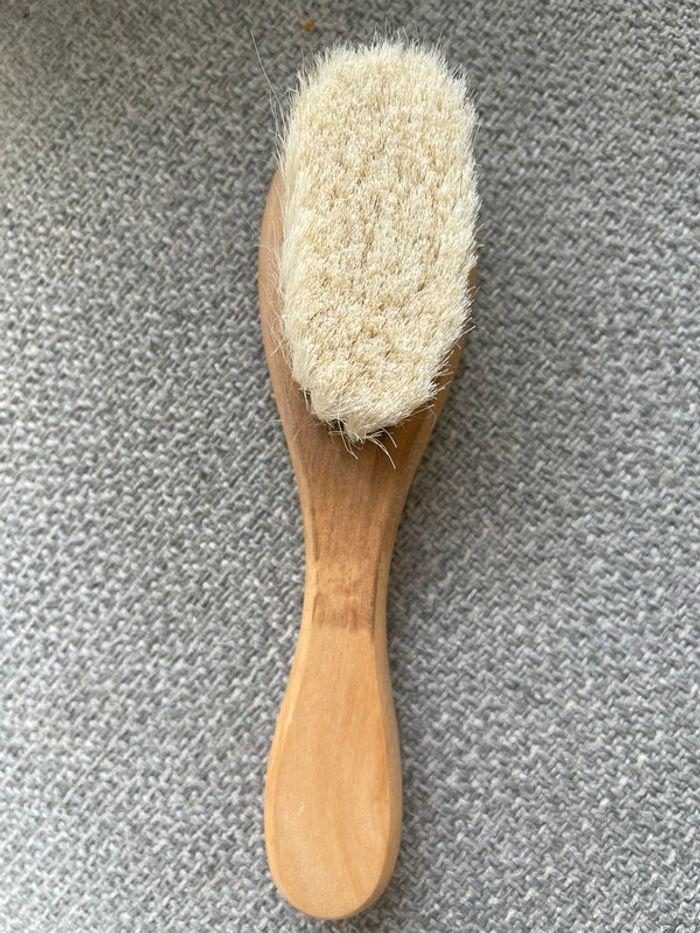 Brosse en bois et laine de chèvre pour bébé - n’a jamais servi - photo numéro 6