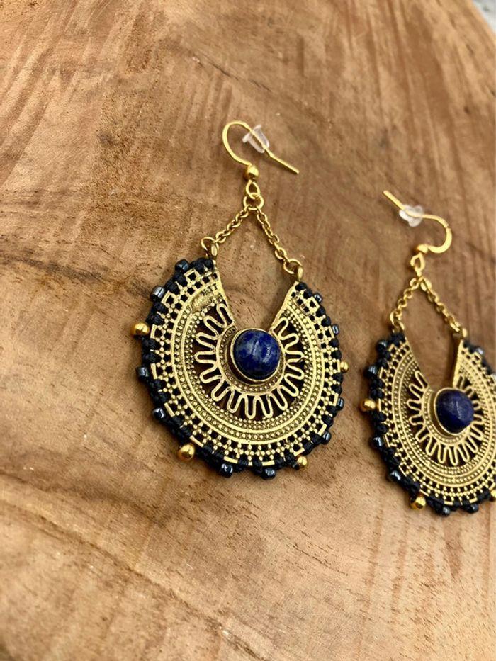 Boucles d’oreilles grappes créoles en macramé avec pierre de Lapis Lazuli - photo numéro 4