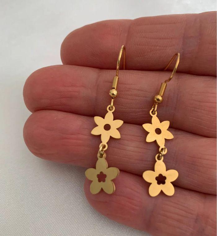 Belles boucles d’oreilles pendantes fleur en acier inoxydable doré - photo numéro 2