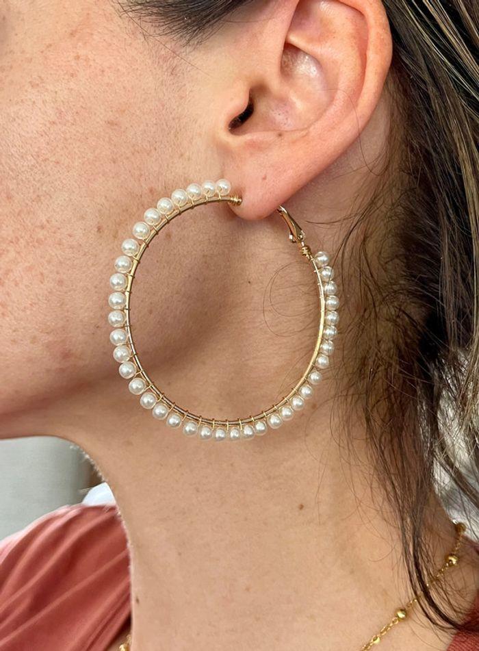 Boucles d’oreilles grandes créoles dorées perles - photo numéro 3