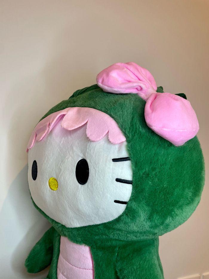 Peluche Sanrio Hello Kitty Dinosaure 🦖 - photo numéro 4