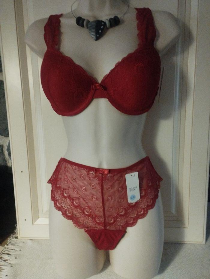 Ensemble lde lingerie neuf avec armatures léger rembourrage. 95C et L  ou XL pour le tanga - photo numéro 1