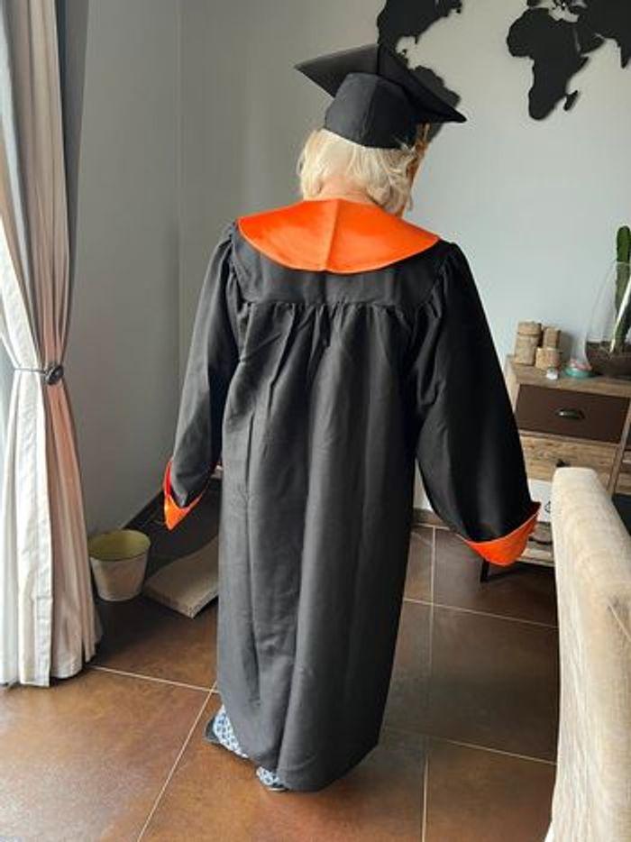 Toge de diplômé noire et orange taille 51+ coiffe - photo numéro 2