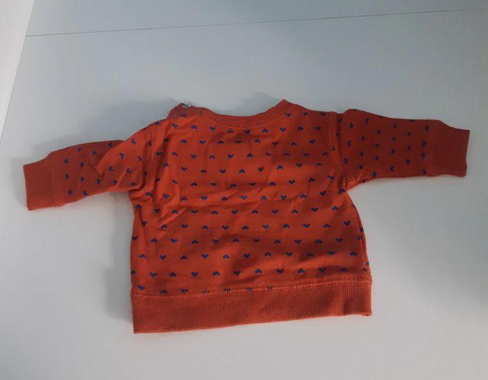 Petit pull orange et motifs bleu - photo numéro 3