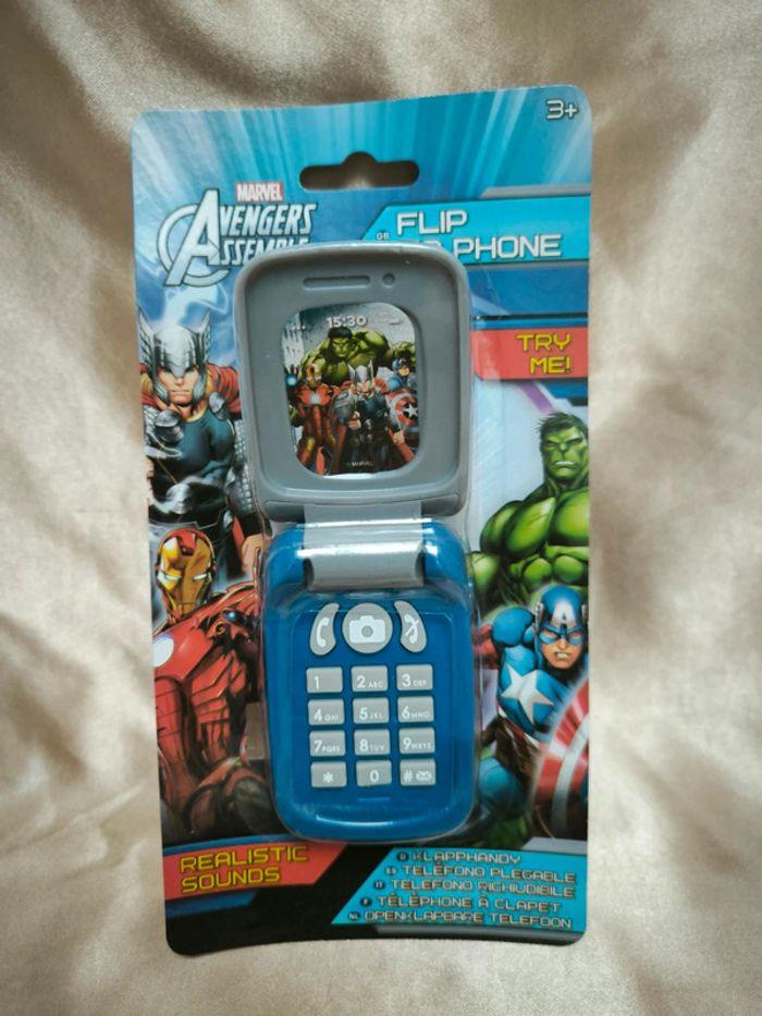 Téléphone portable à clapet Avengers Marvel - photo numéro 1