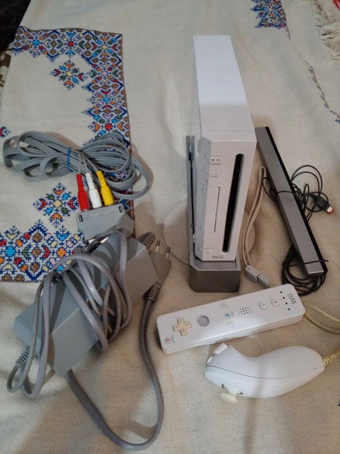 Console Nintendo Wii blanche RVL-001 compatible Gamecube + Câbles + manettes - photo numéro 1