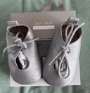 Chaussures / chaussons souples bébé argentés taille 15-16