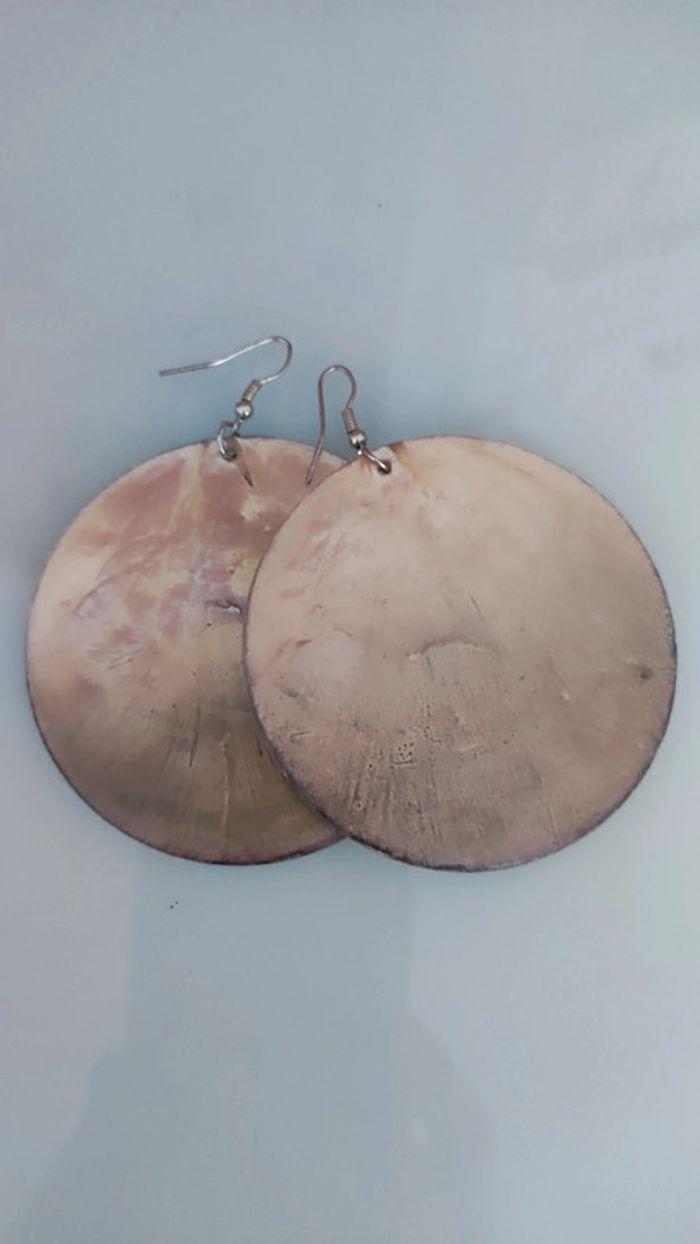 Boucles d'oreilles XXL style nacre beige - photo numéro 2