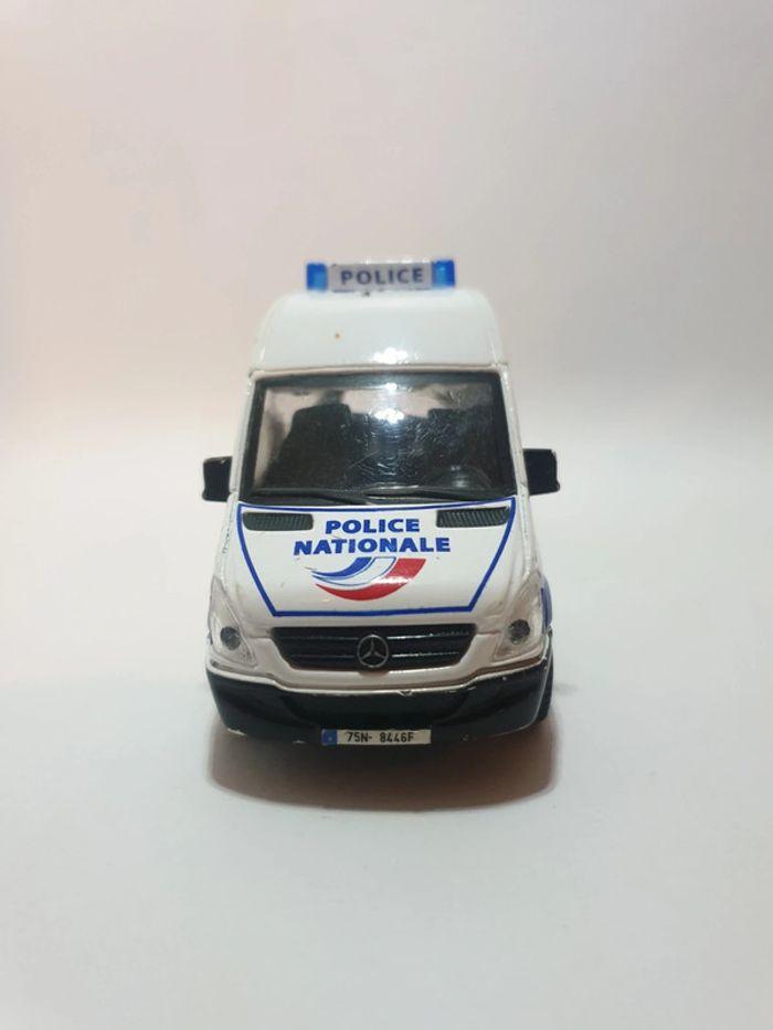 Burago Mercedes-Benz Sprinter Police Nationale 1/48 - photo numéro 2