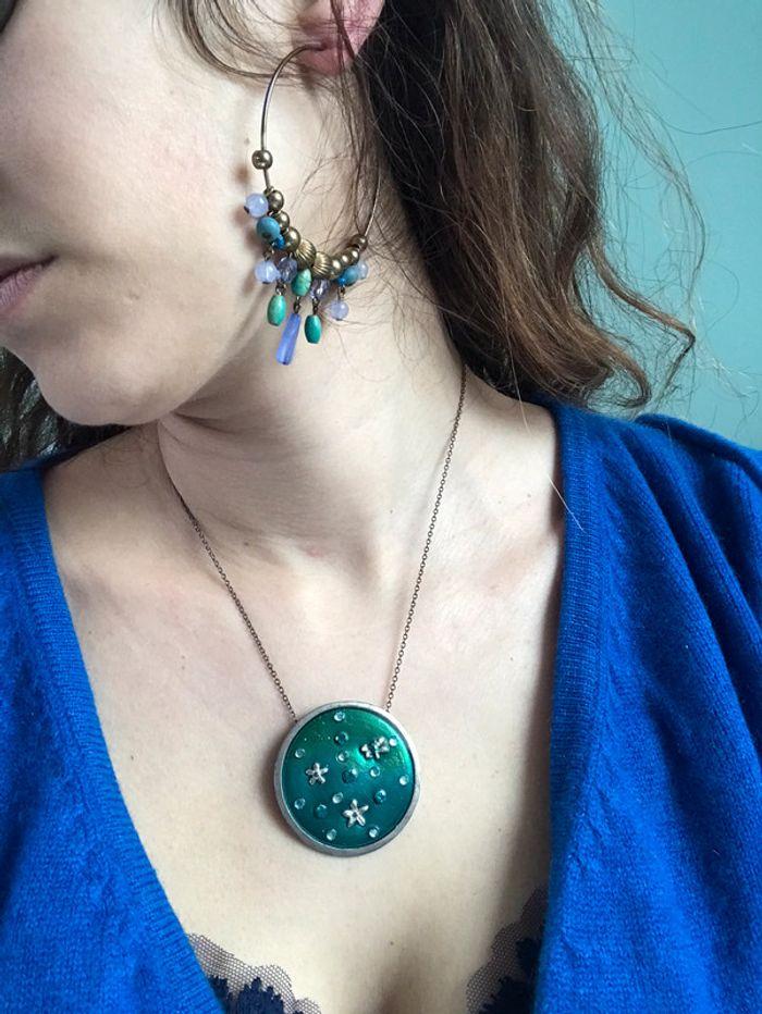 Mono boucle à perle mauve doré et menthe et pendentif bleu turquoise argenté et fleur rose pâle