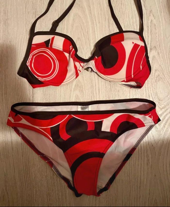 Bikini rouge et blanc à motifs - photo numéro 1