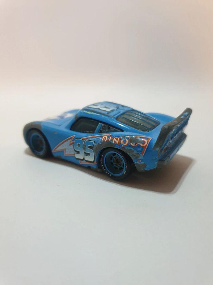 Voiture Cars Disney/Pixar Flash McQueen 95 Dinoco Bleu - 1/55 - photo numéro 10