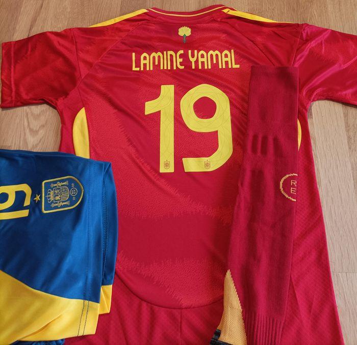 Tenue de Football Espagne Yamal taille 13/14 ans  modèle 2424 Euro - photo numéro 1