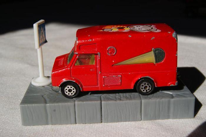 Majorette Ford E-350 fourgon glacier - photo numéro 5