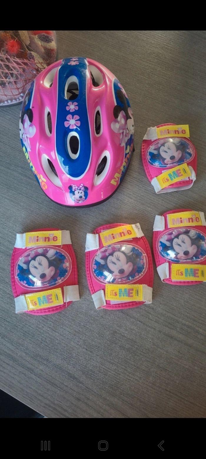 Protections minnie , casque coudières et genouillères - photo numéro 1