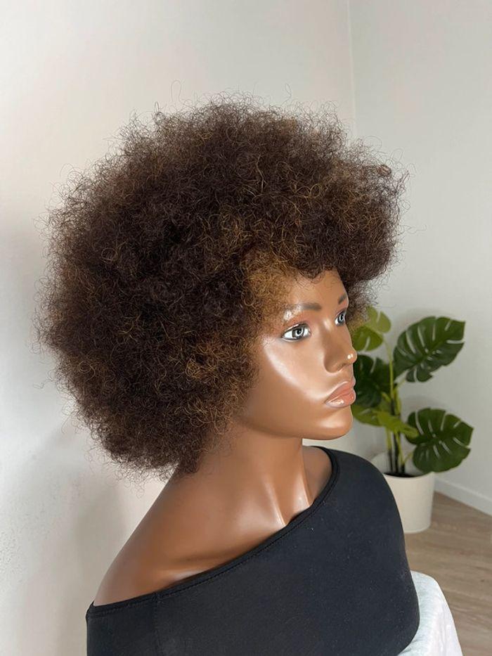 Belle perruque afro avec reflet blond - photo numéro 12