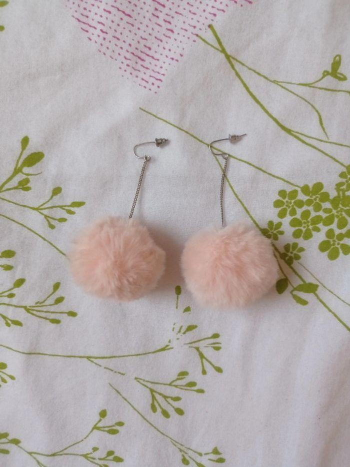 Boucles d'oreilles pompons rose / marque claire's