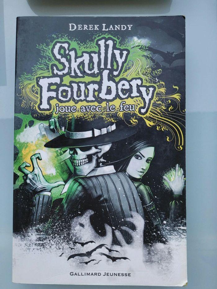 Lot de 4 livres Skully Fourbery, Derek Landy, Gallimard Jeunesse, tomes 1 à 4 - photo numéro 7