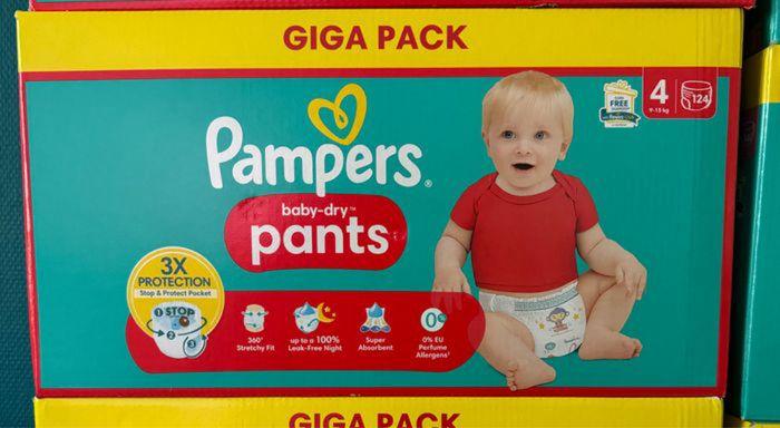 1 carton de couches Pampers taille 4