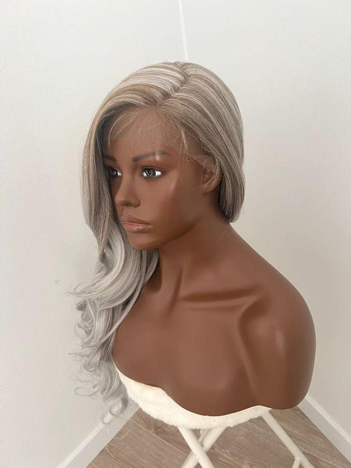 Perruque blonde 2 tons grise et brune lace front raie sur le côté - photo numéro 2